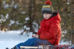 Jak przygotować dziecko do pierwszego zimowego wyjazdu bez rodziców?