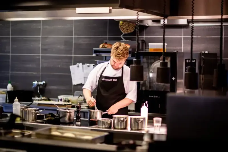 Jak wybrać idealny taboret gastronomiczny dla Twojego lokalu?